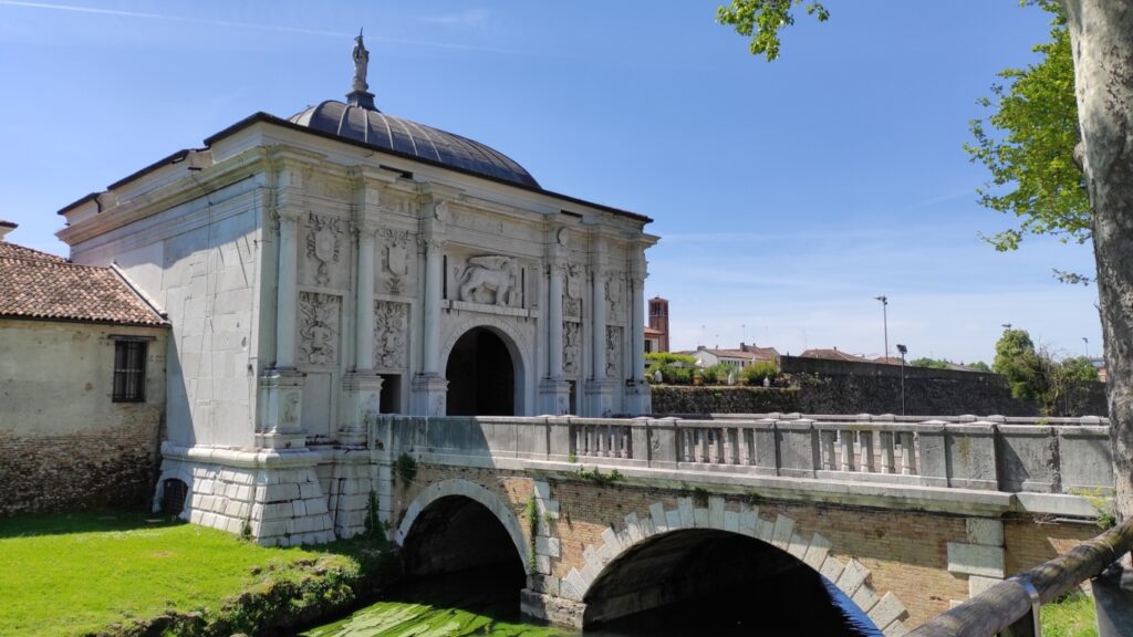 Luoghi romantici a Treviso: ecco dove chiedere la mano della partner 1 Porta san Tommaso a Treviso