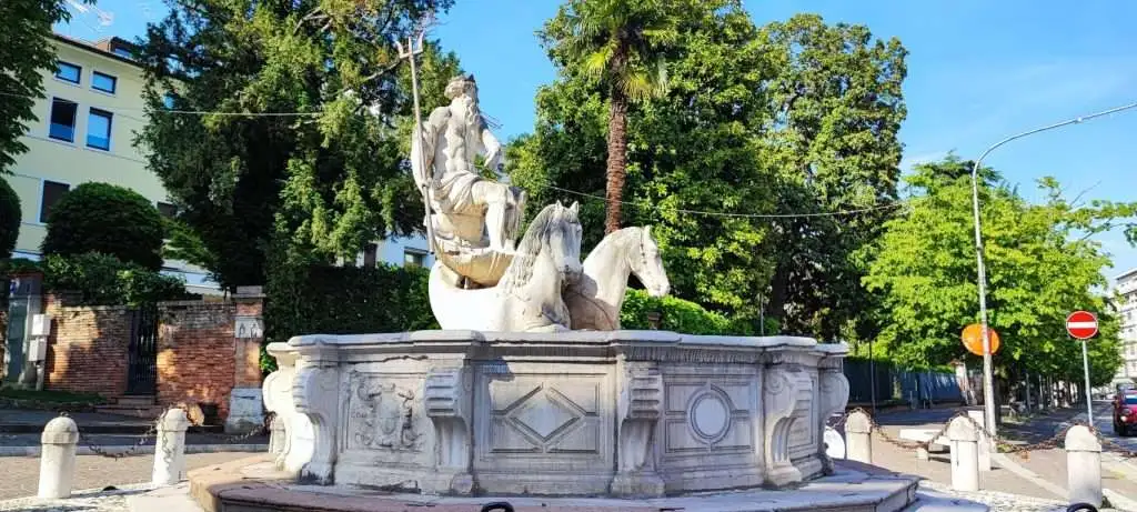 altra vista della fontana di Poseidone