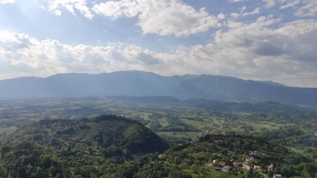 Veduta dalla Rocca d'Asolo dei colli asolani e del Massiccio del Grappa.