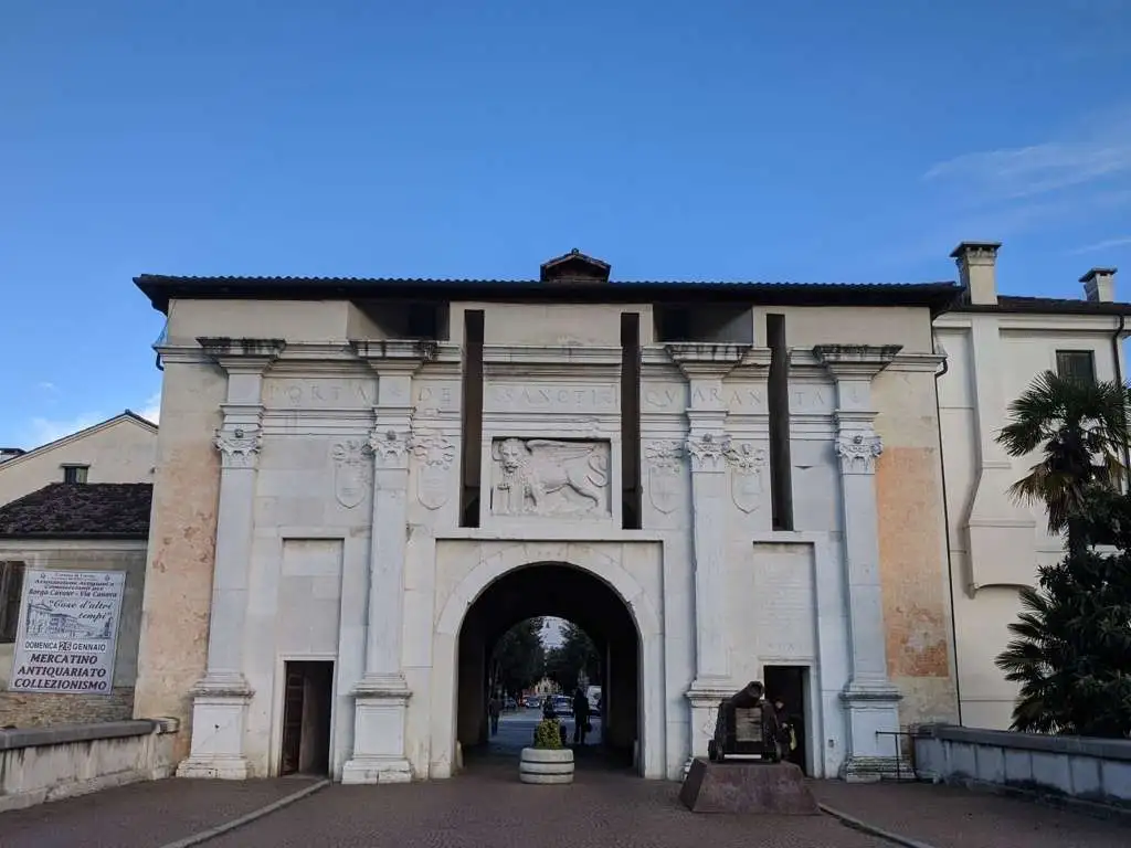 Facciata di Porta Santi Quaranta