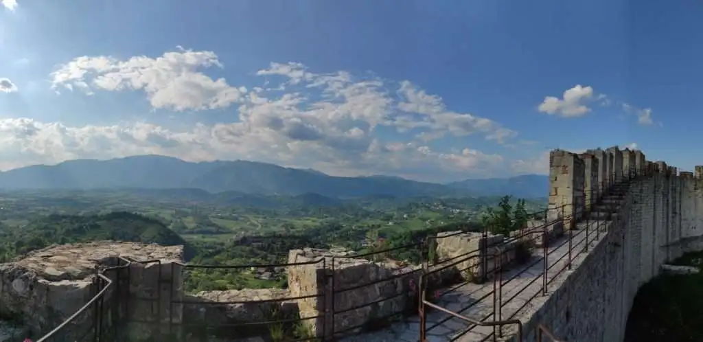 Veduta dei colli e del Massiccio del Grappa dal cammino di ronda delle mura della Rocca d'Asolo.