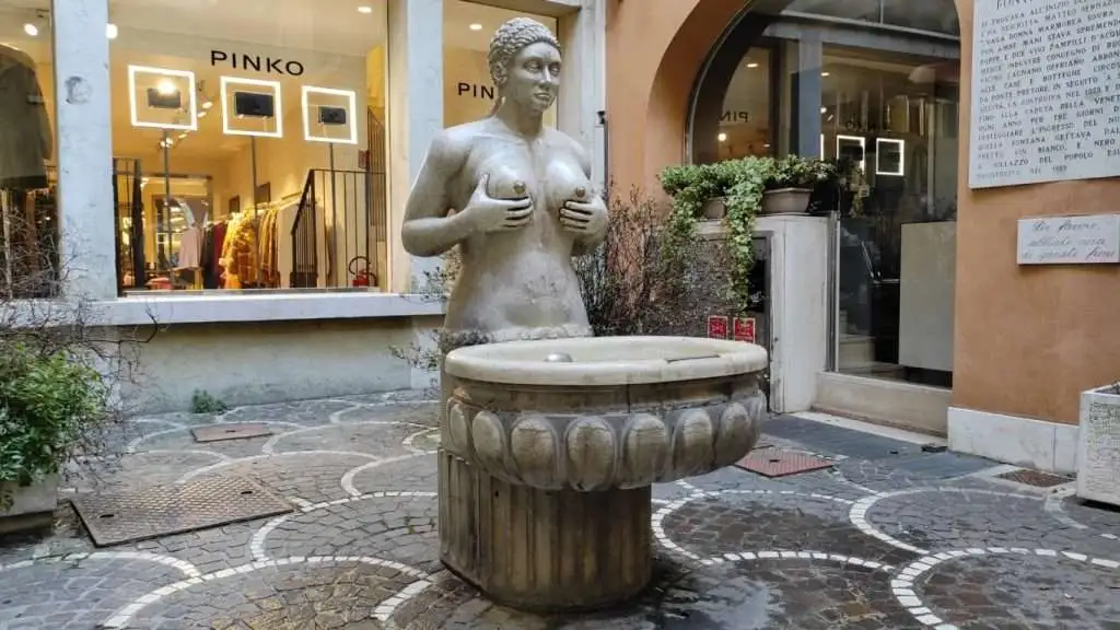 Riproduzione della fontana delle tette