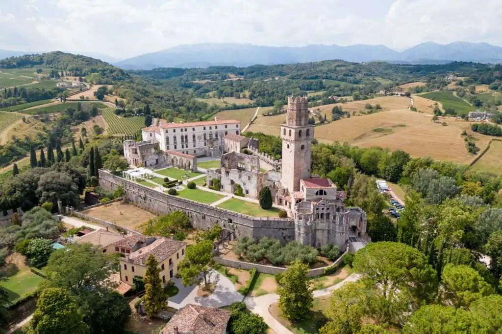 Il castello San Salvatore a Susegana (TV) 1 Il castello di San Salvatore a Susegana veduta aerea