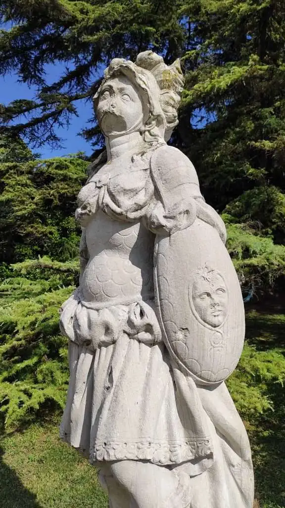 Scultura femminile paludata con scudo giardino del Castello di Roncade