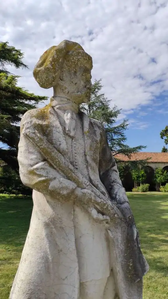 Statua di archibugiere nel giardino del Castello di Roncade
