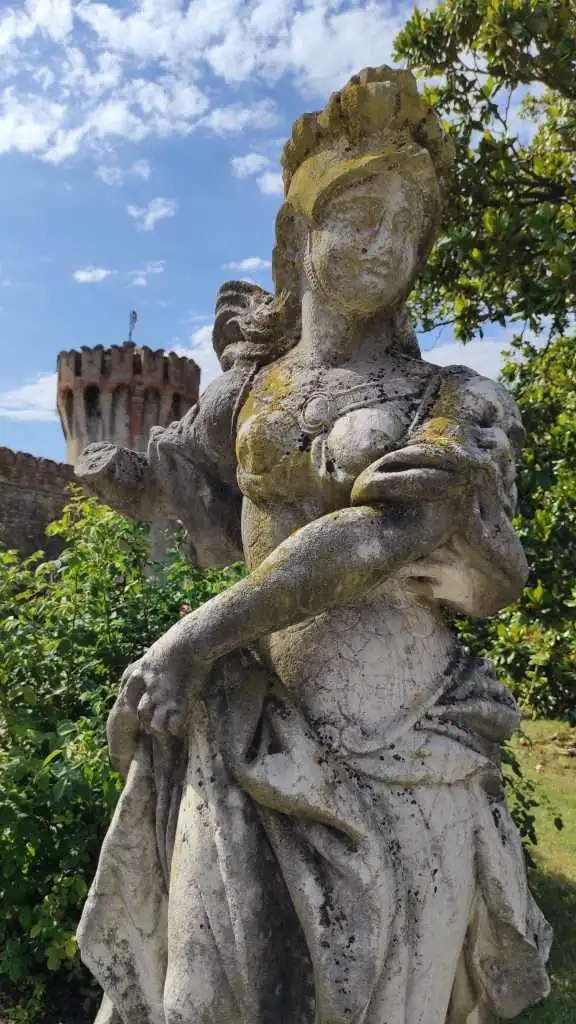 Statua femminile nel giardino del Castello di Roncade