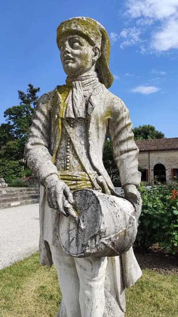 Statua in pietra dIstria di tamburino Castello di Roncade