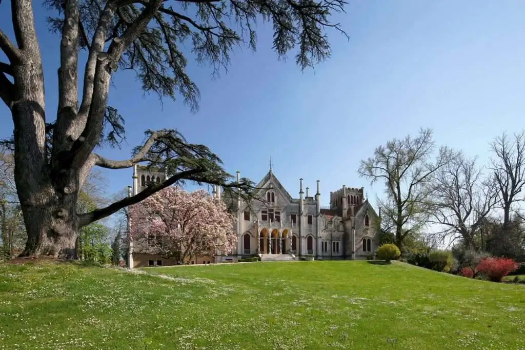 Il Castello Papadopoli Giol e il parco romantico secolare in primavera.