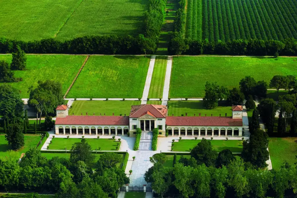 Villa Emo, capolavoro di Andrea Palladio 2 Veduta aerea di Villa Emo dei viali e del parco alberato