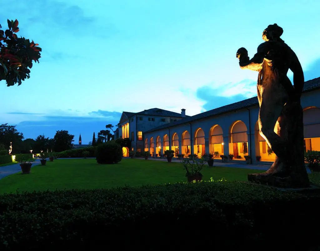 Villa Emo, capolavoro di Andrea Palladio 4 Veduta serale di Villa Emo del giardino e delle statue secolari