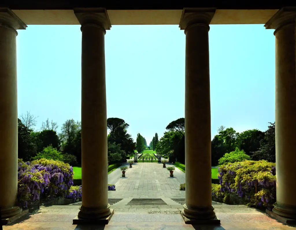 Villa Emo, capolavoro di Andrea Palladio 8 Villa Emo veduta del viale e del giardino alberato dal loggiato dorico