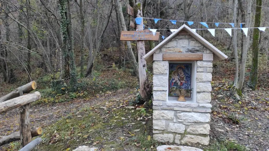Capitello della Madonna protettrice del bosco presso Fossa Cuial Castelcucco TV 2