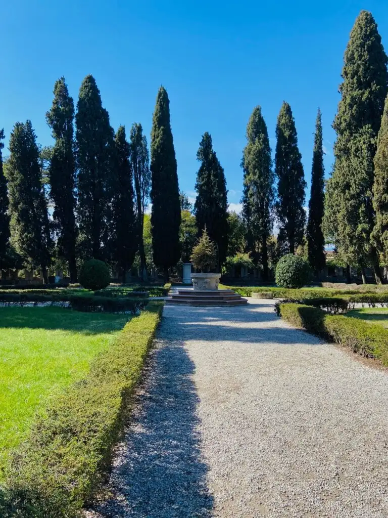 Il giardino allitaliana del Castello di Conegliano al centro la vera da pozzo