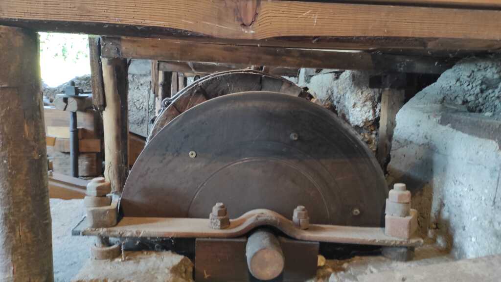 Il Maglio dei Tonet a Francenigo di Gaiarine (TV) 11 ruota metallica macchinari industriali