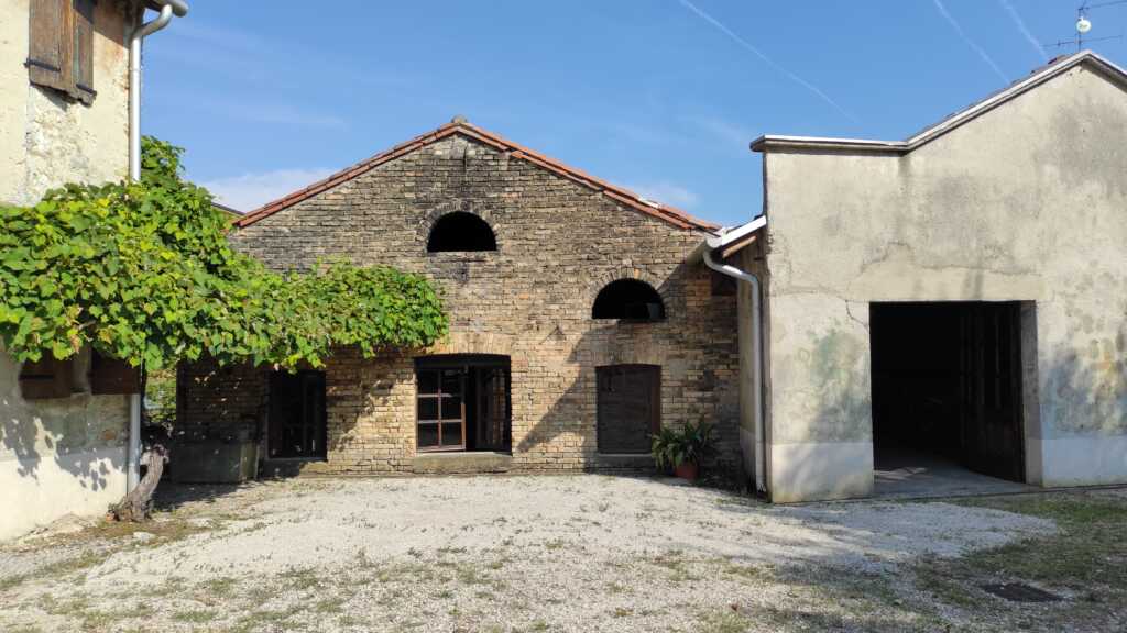 Il Maglio dei Tonet a Francenigo di Gaiarine (TV) 18 rustic stone buildings open area