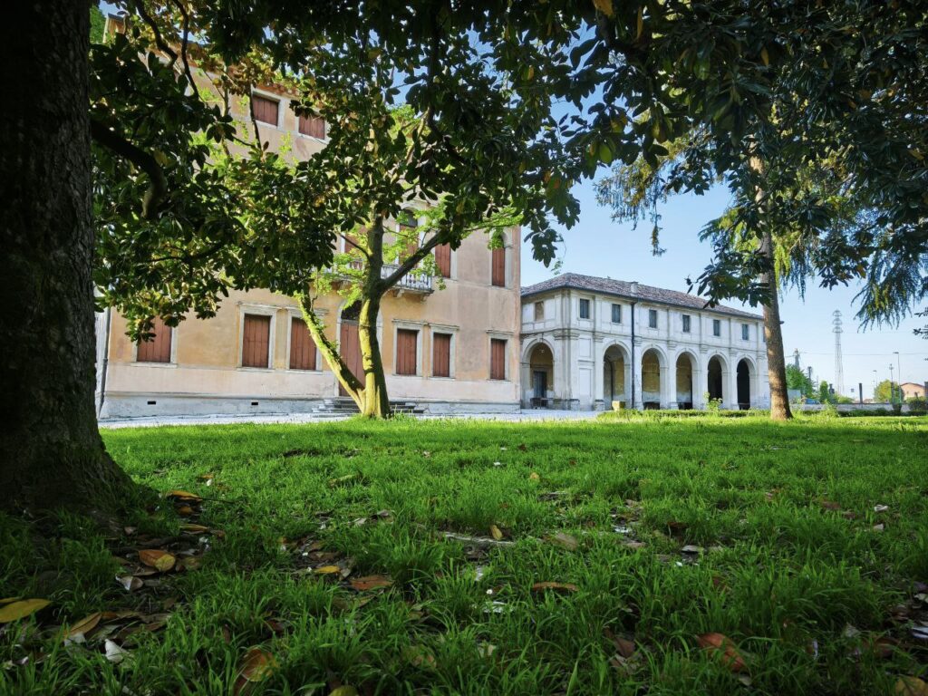 Scorcio della casa padronale e della barchessa dal parco alberato di Villa Maria. Pezzan di Carbonera TV