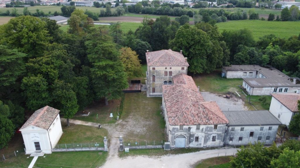 photo 5913582660335288013 y